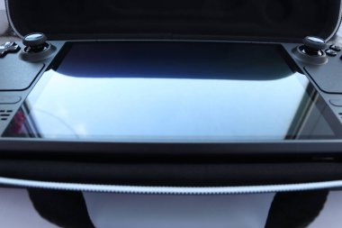 Modern bir arabaya yaklaş.