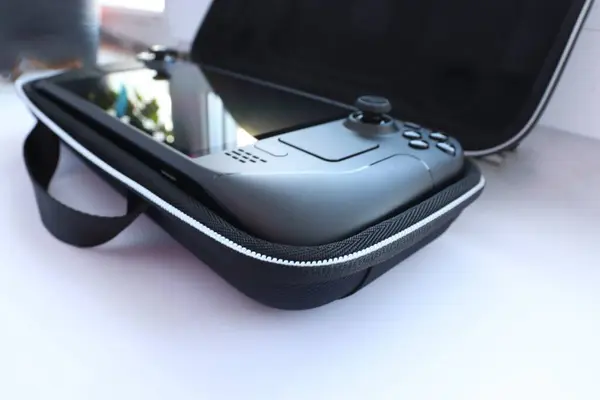 Siyah bavul ve beyaz arka planda siyah bavul.