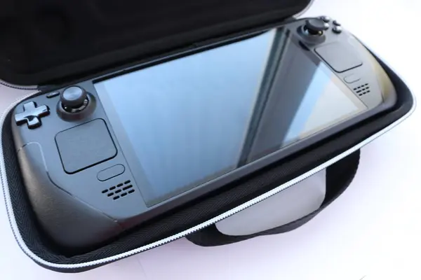 Masasında beyaz ekran olan bir akıllı telefon.