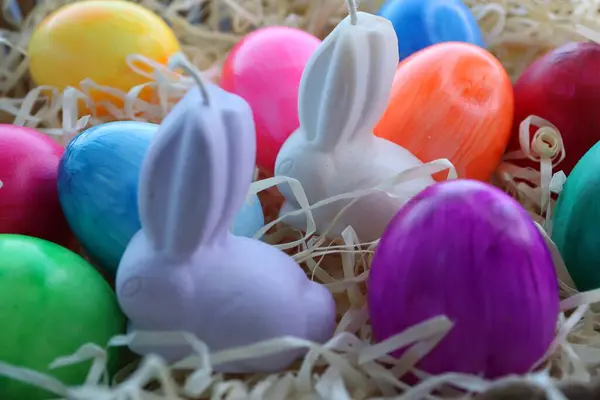 Beyaz arka planda Paskalya renkli yumurtalar