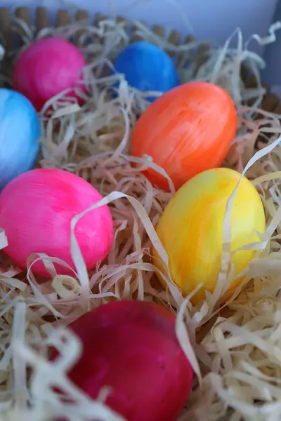 Sepette renkli paskalya yumurtaları