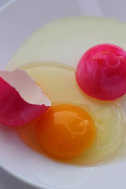 Beyaz arka planda yumurta sarısı.