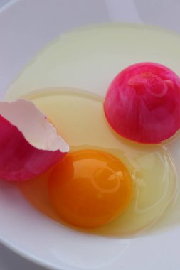 Beyaz arkaplanlı renkli yumurtalar