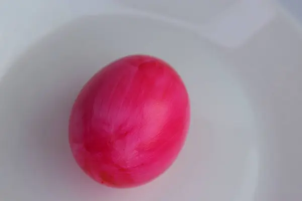 Beyaz arka planda bir kasede pembe soğan