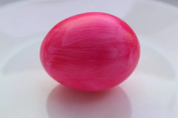 Beyaz masaya pembe Paskalya yortusu yumurta