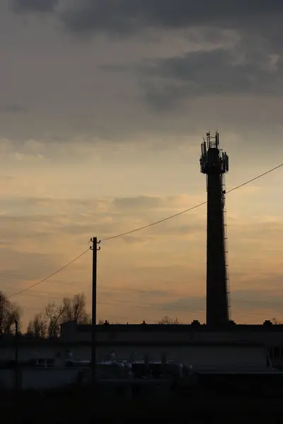 Bulutlu bir günde bir deniz fenerinin dikey çekimi