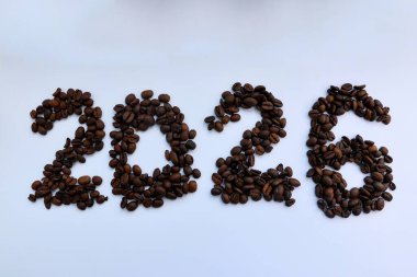 2026 yılbaşı ve beyaz arka planda noel süsü, kahve çekirdekleri