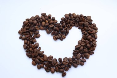 beyaz zemin üzerine kahve çekirdekleri yürekten