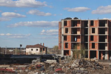 Terk edilmiş bir evde inşaat alanı