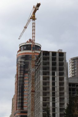 Yeni bir çok katlı ev inşaatı