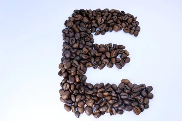 Beyaz arkaplanda kahve alfabesi harfi var.