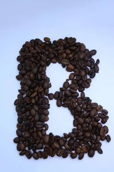 Beyaz arkaplanda kahve çekirdekleri B harfi.