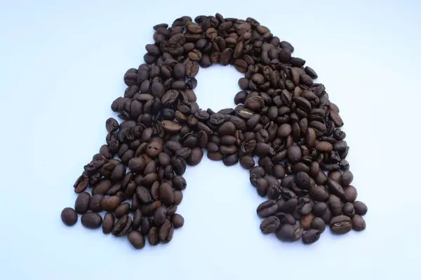 Kahve çekirdeğinden kahve mektubu. Beyaz arka planda alfabe. kahve çekirdekleri.