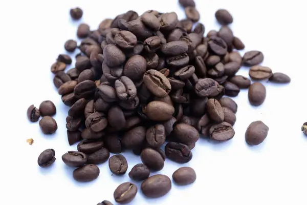Beyaz arka planda kahve çekirdekleri