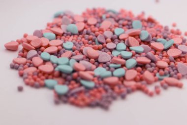 beyaz bir arka plan üzerinde renkli kalp