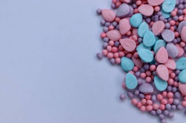 mavi arka planda çok renkli haplar