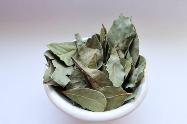 Koyun yaprakları beyaz arkaplanda.