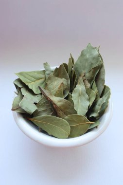 Beyaz arkaplanda kurumuş körfez yaprakları