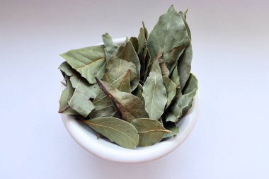 Kasede kurumuş defne yaprağı