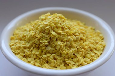 Kase içinde kuru sarı pirinç