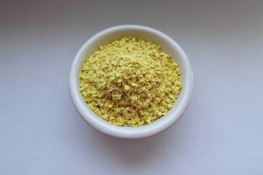 Beyaz arka planda pirinç kasesi. sütlü pirinç