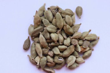 Kakule tohumları beyaz arkaplanda izole