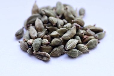 Beyaz arka planda kuru kakule kapsülleri