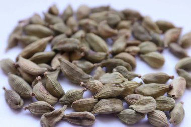 Kakule tohumları beyaz tabakta