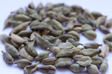 Arka planda kurumuş kakule ve taze kakule.