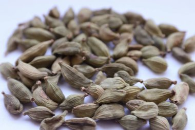 Kakule baharatı ve tohumlar.