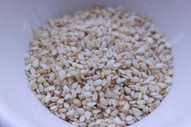 Beyaz kasede pirinç.