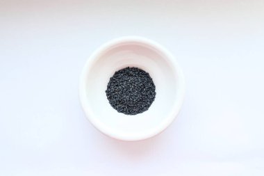 Bir kasede siyah susam tohumu