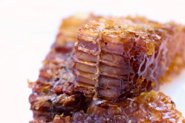 Beyaz tabakta bal bulunan doğal bal peteği. Organik arı ürünü.