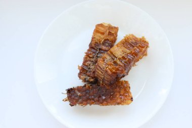 Beyaz tabakta bal bulunan doğal bal peteği. Organik arı ürünü.