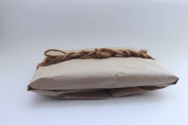 Kraft kağıdı, jüt ipliği, zarf ve koşum takımı ile süslenmiş el yapımı eko-hediye.