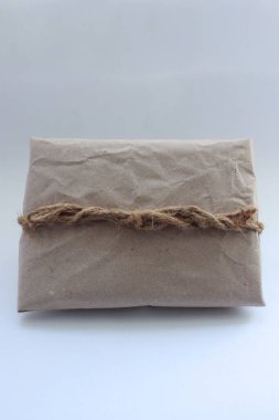 Kraft kağıdı, jüt ipliği, zarf ve koşum takımı ile süslenmiş el yapımı eko-hediye.