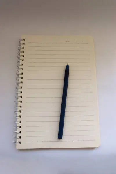 kopya alanı olan beyaz masadaki dizüstü bilgisayar