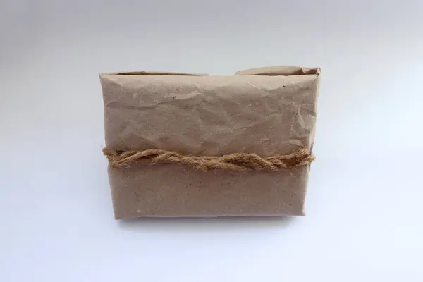 Kraft kağıdı, jüt ipliği, zarf ve koşum takımı ile süslenmiş el yapımı eko-hediye.