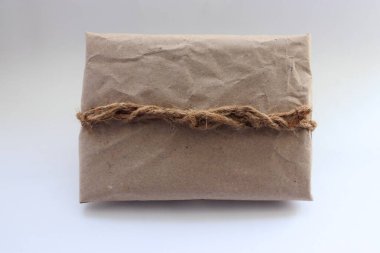 Kraft kağıdı, jüt ipliği, zarf ve koşum takımı ile süslenmiş el yapımı eko-hediye.