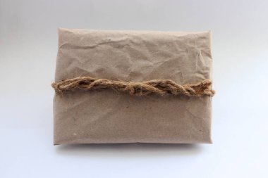 Kraft kağıdı, jüt ipliği, zarf ve koşum takımı ile süslenmiş el yapımı eko-hediye.