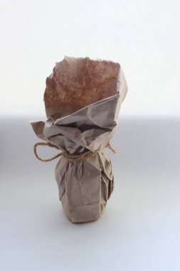 Kraft kağıdı, jüt ipliği, zarf ve koşum takımı ile süslenmiş el yapımı eko-hediye.