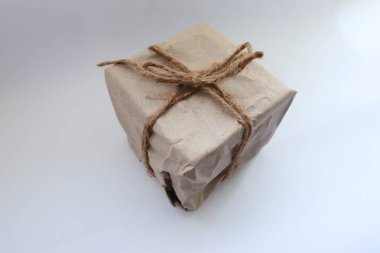  Kraft kağıdında kare paket ve sicim, ekolojik ambalaj, çevre dostu paketleme, kraft kağıdı, yaşam desteği