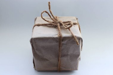  Kraft kağıdında kare paket ve sicim, ekolojik ambalaj, çevre dostu paketleme, kraft kağıdı, yaşam desteği