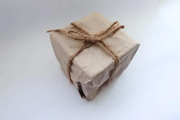  Kraft kağıdında kare paket ve sicim, ekolojik ambalaj, çevre dostu paketleme, kraft kağıdı, yaşam desteği