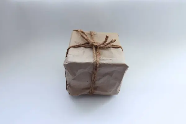  Kraft kağıdında kare paket ve sicim, ekolojik ambalaj, çevre dostu paketleme, kraft kağıdı, yaşam desteği
