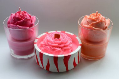 Mumlar, mumlar gül, mum köpüğü, pembe turuncu gül, pembe gül, el yapımı mum, soya mumu, el yapımı, hediye, pembe, turuncu, beyaz arka plan, dekor, ev dekorasyonu, gül, hediye, tatil, kutlama