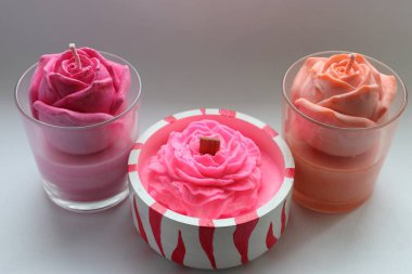 Mumlar, mumlar gül, mum köpüğü, pembe turuncu gül, pembe gül, el yapımı mum, soya mumu, el yapımı, hediye, pembe, turuncu, beyaz arka plan, dekor, ev dekorasyonu, gül, hediye, tatil, kutlama