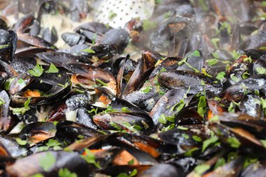  Haşlanmış midye, otlar, midyeler, deniz ürünleri, sokak yemekleri, ayak kortu, yemek, barbekü, balık, ızgara,