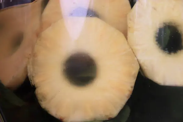 Cam arkasında bir kavanozda ananas, ananas, limonata, meyve, turunçgil, içecek, tatlı içecek, yiyecek, izole edilmiş