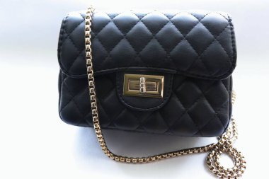 Kadınlar siyah arka planda çanta